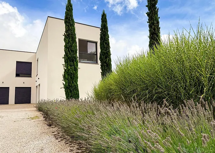 Les Trois Cyprès